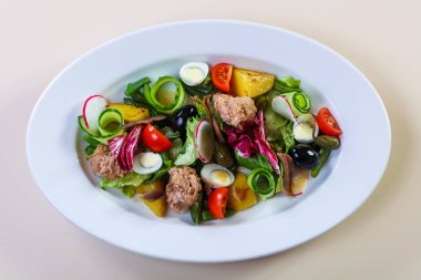 Sebzeli ve zeytinli ton balığı salatası.