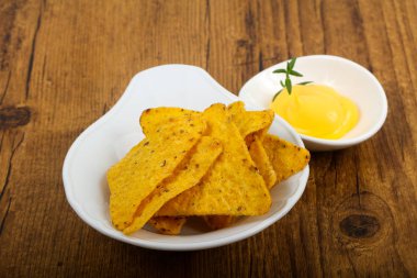 Nacho peynirli sos ile