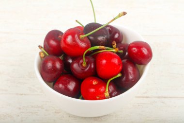 Kabın içinde tatlı kiraz