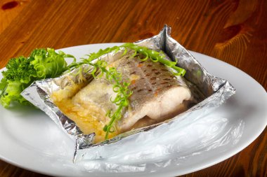 Otlar ile haşlanmış somon