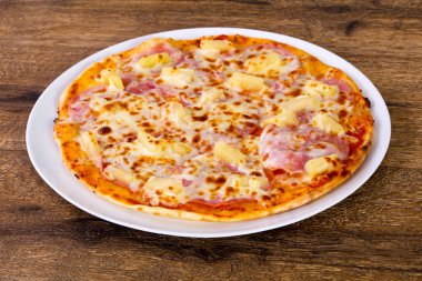 Jambonlu ve peynirli pizza