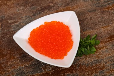 Lüks kırmızı havyar kabın içinde