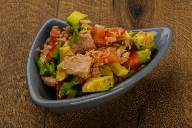 Domates soslu ton balığı ve avokado salatası.
