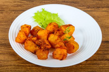 Otlu fırında patates.