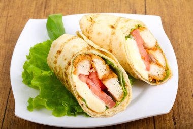 Tavuk ekmek rulo salata yaprakları ile