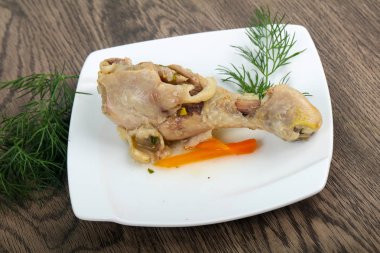 Dereotu servis haşlanmış tavuk budu