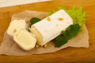 Sedir fıstıklı Brie peynirli rulo