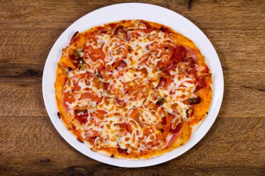 Sosis, biber ve domates pizza