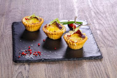 Fırında mantar ve peynir ile kanepe