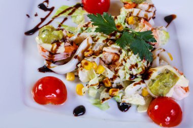 Deniz ürünleri ve avokado karides salatası