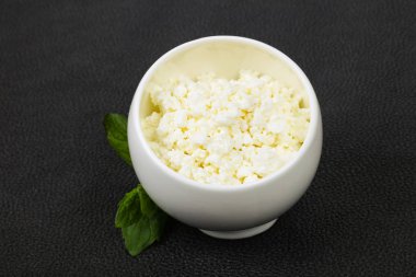 Doğal süzme peynir nane yaprağı sunar.