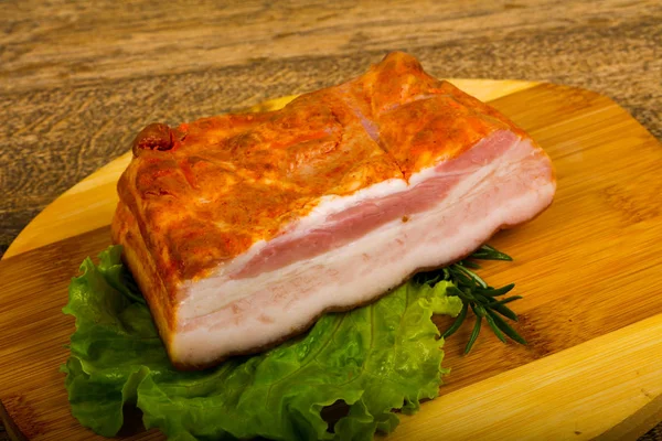 Schweinebraten Mit Salatblättern Und Rosmarin — Stockfoto