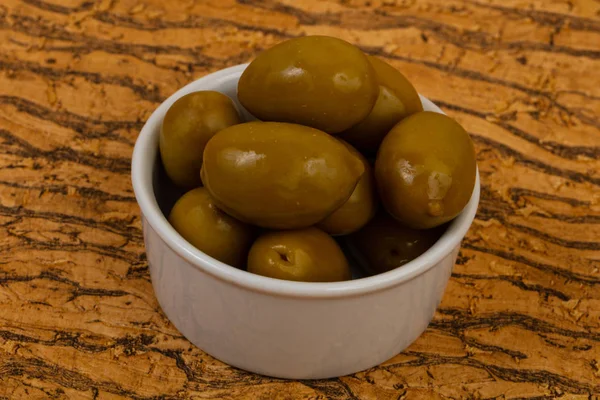 Olives Vertes Dans Bol Dessus Sol Bois — Photo