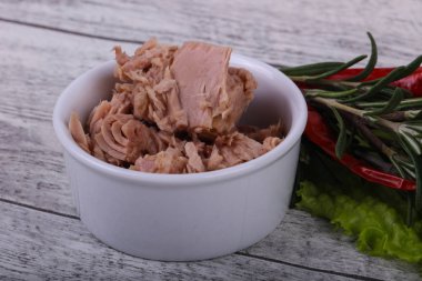 Kasede lezzetli ton balığı konservesi salata yaprakları servis edildi.