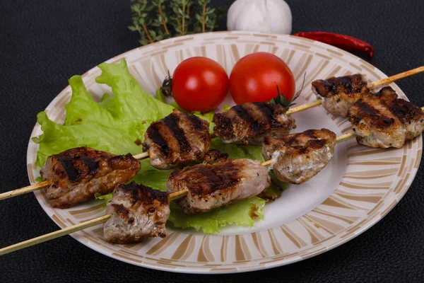 Brochettes Kebab Porc Dans Assiette Avec Feuilles Salade Tomates Servi — Photo