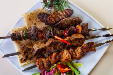 Barbekü et ve sebze tabağı.