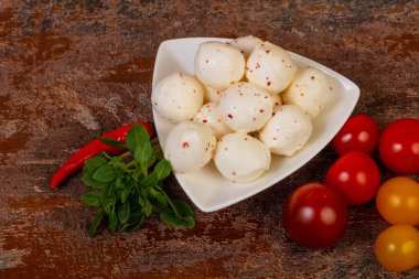 Fesleğen yapraklı ve domatesli Mozzarella peyniri topları.