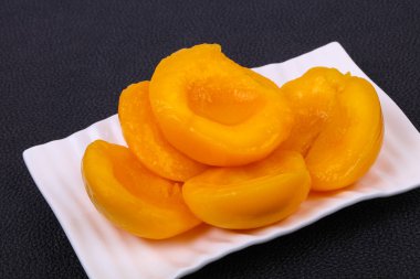 Tatlı salamura edilmiş şeftali dilimleri kasede