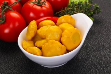 Lezzetli terbiye edilmiş veranda kasede.