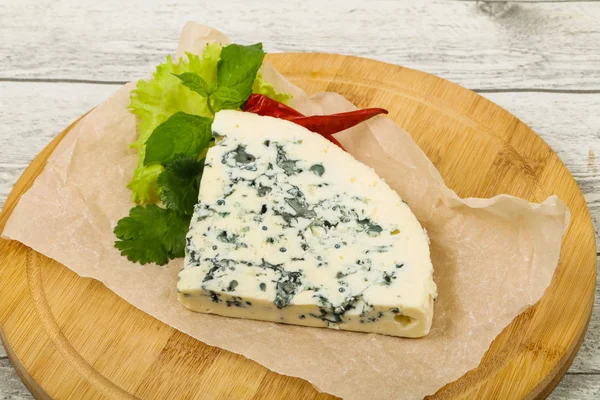 Blue Cheese Slice Salad Leaves — Stock Photo, Image