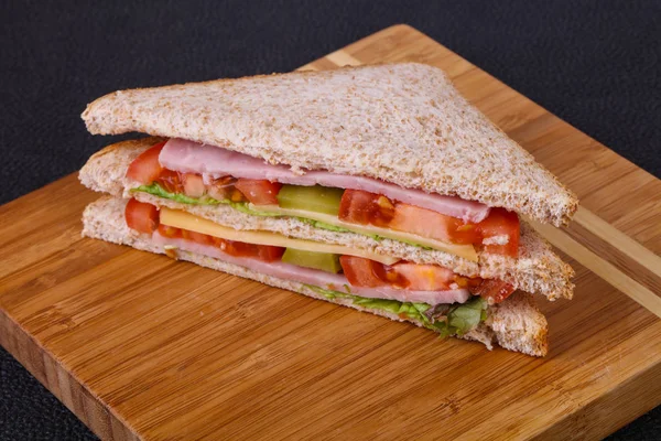 チーズ サラダの葉 トマト キュウリのピクルスとクラブ サンドイッチ — ストック写真