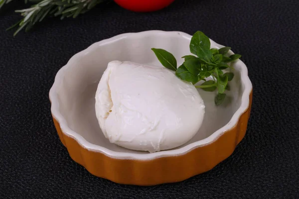 Palla Mozzarella Italiana Servita Con Basilico Pomodori — Foto Stock