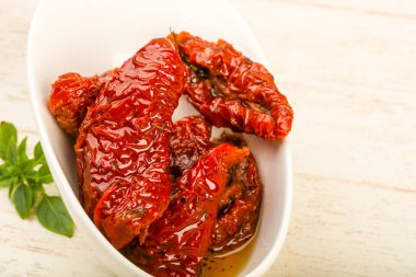 Fesleğen yapraklı kuru domates.