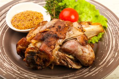 Kavrulmuş domuz diz dijon hardal sos ile