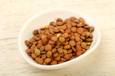 Yemek pişirmek için hazır kapta çiğ mercimek