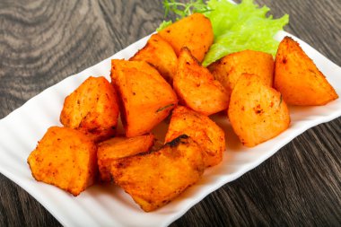 Otlu fırında patates.