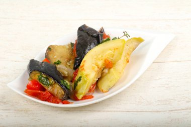 Buğulanmış sebze - patlıcan, domates, biber ve kabak