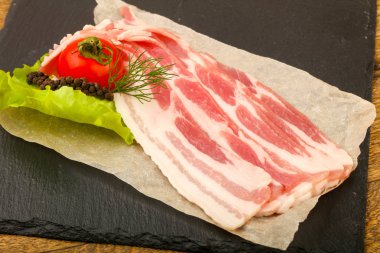 Ham pastırma dereotu ahşap arka plan üzerinde hizmet