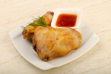 Fırında tavuk budu ve domates.