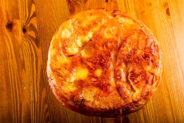 Beyaz yoka pasta peynir ve yumurta ile