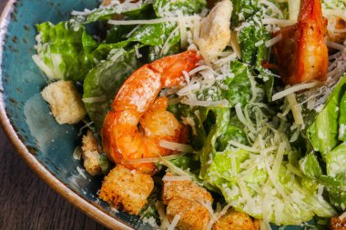 Sezar salata karides ve parmesan peyniri ile