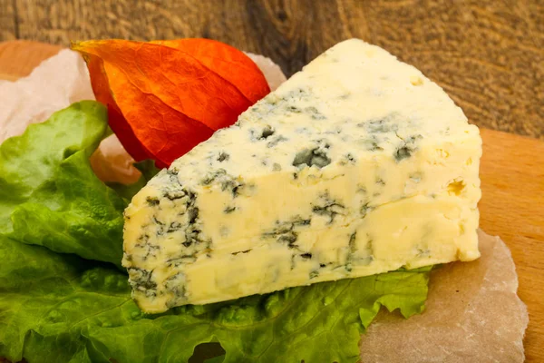 Modrý Sýr Salátovými Listy Dřevěném Pozadí — Stock fotografie