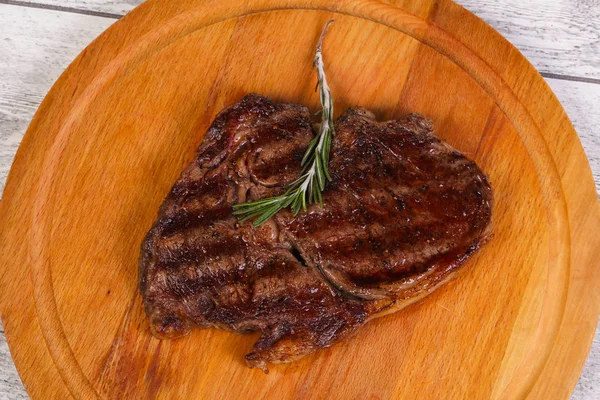 Ribeye Steak Med Rosmarin Över Trä Styrelsen — Stockfoto
