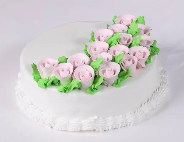 クリーム色の花とおいしいケーキ — ストック写真