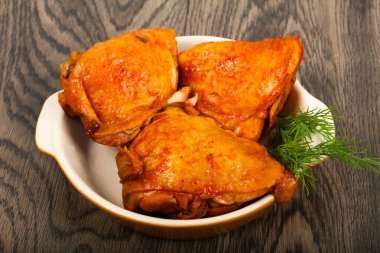 Domates soslu kızarmış tavuk uyluk