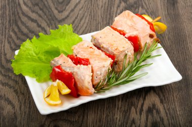 Biber ve limon ile som balığı şiş