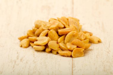 fıstık yığında ahşap masa