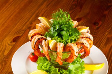 Karides kokteyl limon ve otlar ile