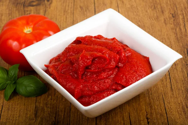 Tomatpuré Med Basilikablad — Stockfoto