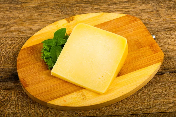 Queso Parmesano Con Hojas Ensalada Albahaca —  Fotos de Stock