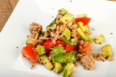 Domates soslu ton balığı ve avokado salatası.