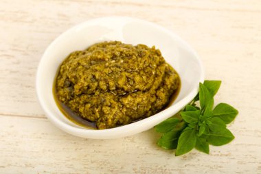 Fesleğenli pesto sos kasede bırakır
