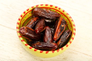 Meyve kabında tatlı hurmalar.