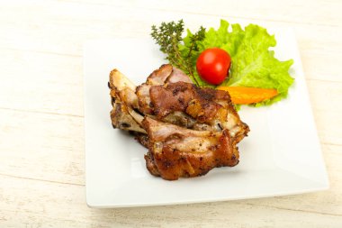 Kavrulmuş domuz diz dijon hardal sos ile