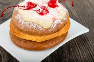 Kiraz ve shugar tozu ile gözleme