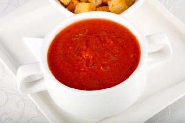 Gazpacho çorbası ekmek ile
